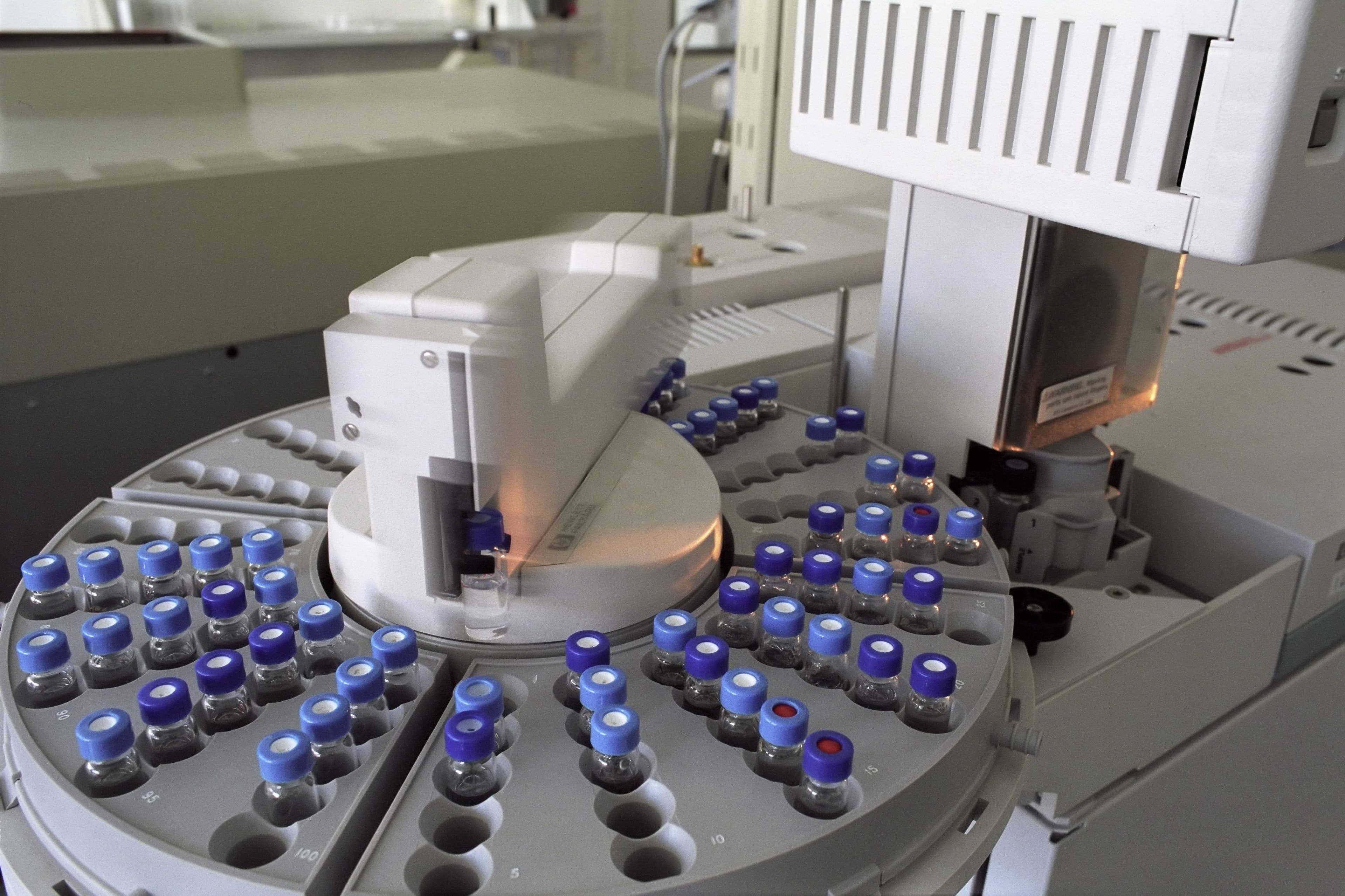 Chromatograph autosampler with sample vials