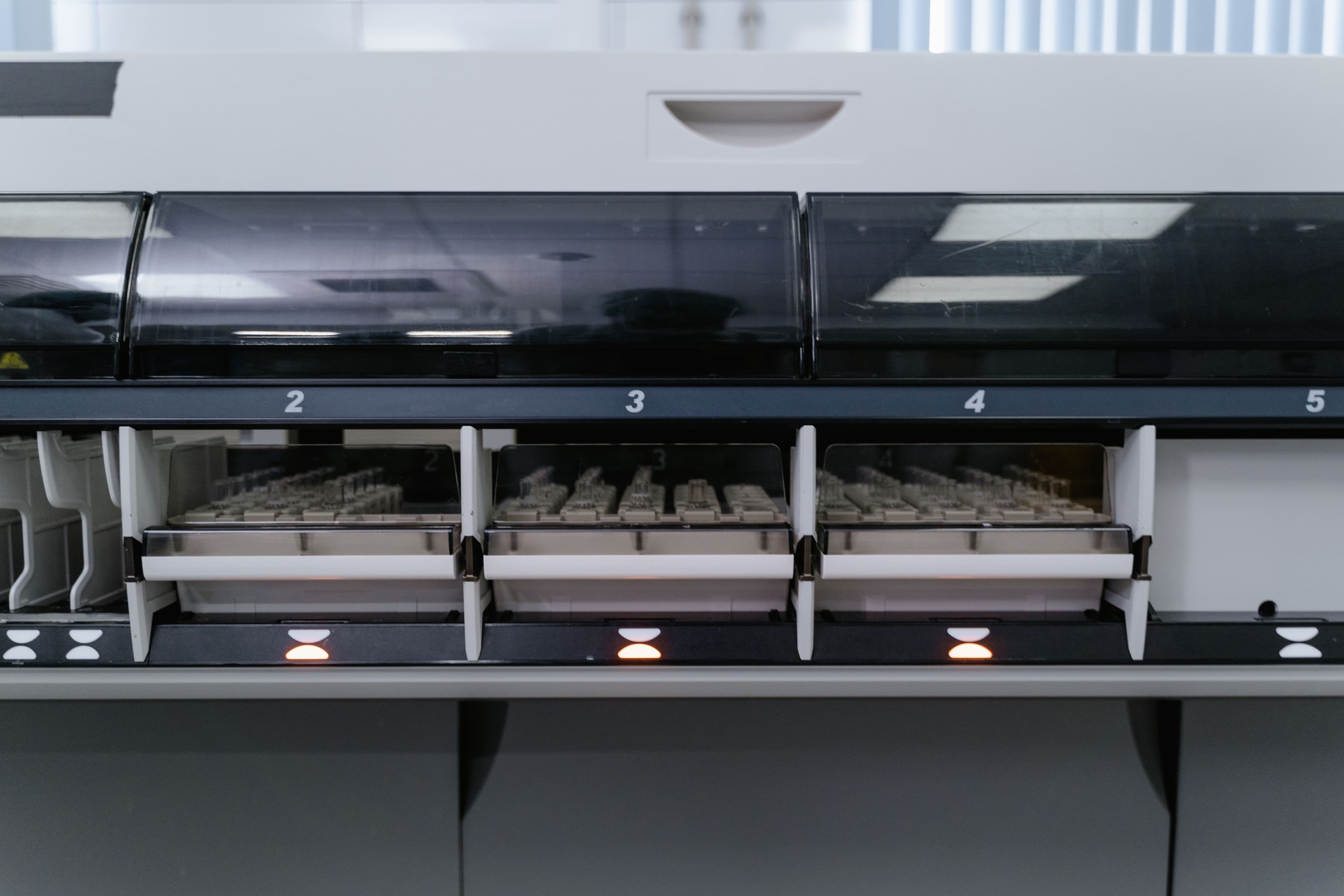 Automated laboratory analyser with sample racks
